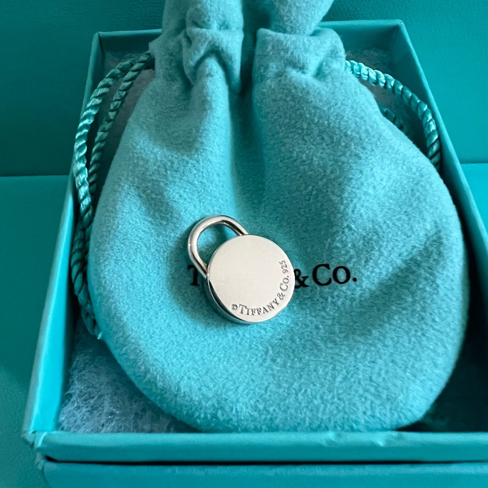 🌸🌸 Authentic Tiffany & Co. Class of ‘08 Round Lock Charm - Picture 2 of 3